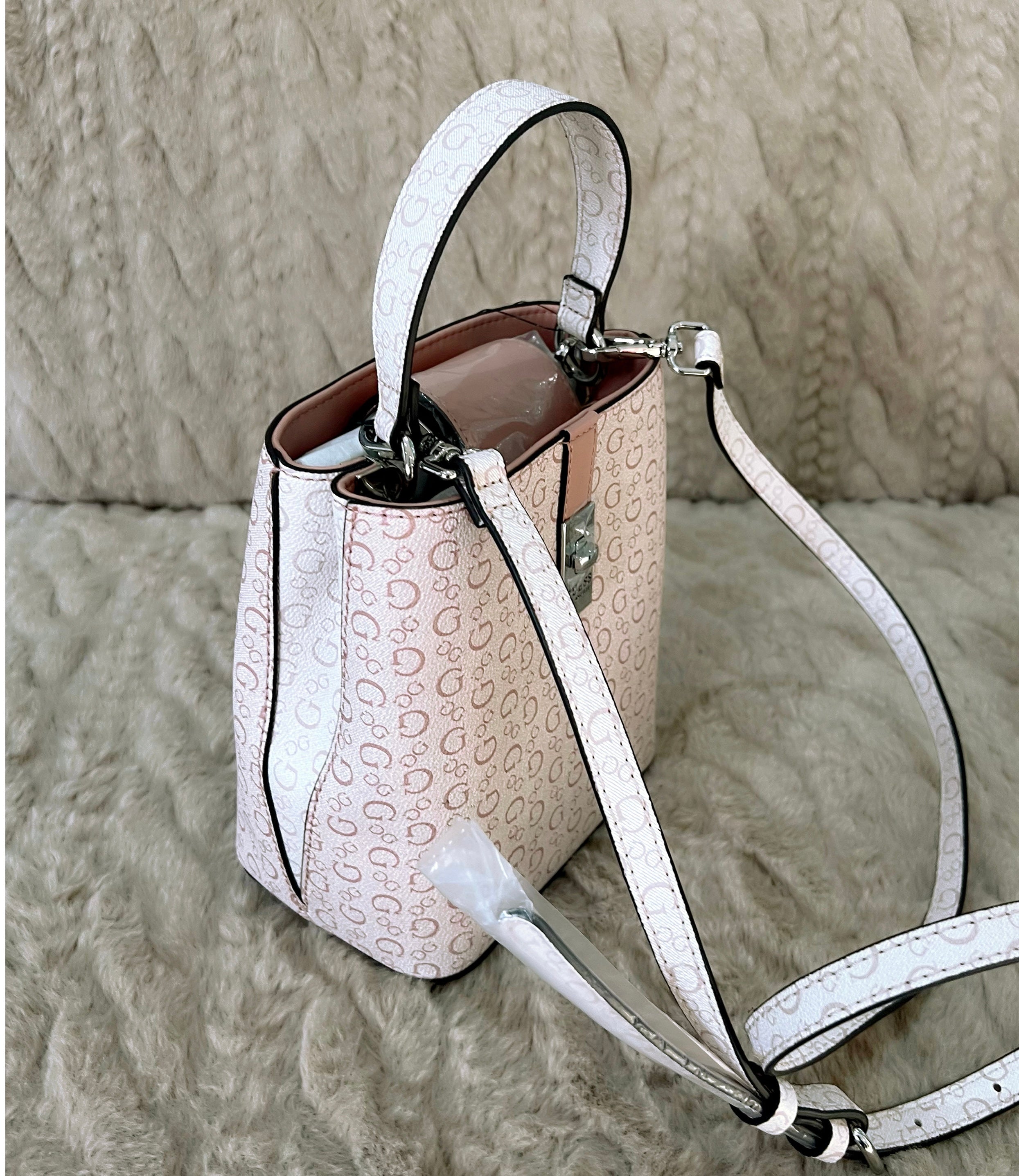 GUESS SMALL BUCKET BAG